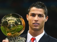 范德芬头球梅开二度闪耀全场，热刺力克埃弗顿获关键胜利