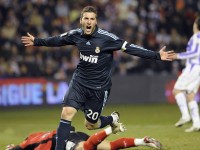 詹姆斯率队逆转取胜，湖人豪取五连胜逼近季后赛席位