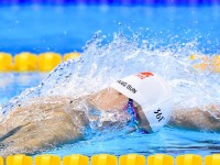 游泳世锦赛惊天一战！23岁新星打破尘封十年世界纪录，成就历史性突破