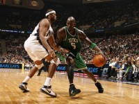 激情对决！同城德比战引爆全场，胜负悬念保持至最后一刻