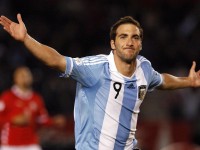 北爱尔兰新星唐利专访，凯恩的言传身教塑造全能风格，回撤习惯源自热刺岁月